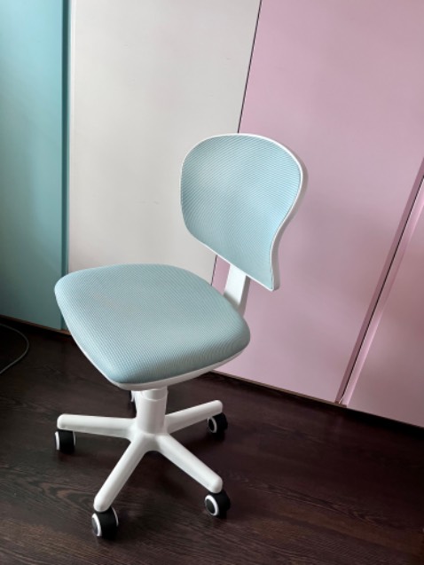 Ghế rất đẹp, chắc chắn, linh hoạt điều chỉnh độ cao cho vừa với tầm vóc học sinh. Màu sắc pastel dịu dàng.
Shop ship hàng rất nhanh, trong vòng 12 tiếng từ lúc đặt hàng tôi đã nhận được ghế. Tặng shop 5 sao ++