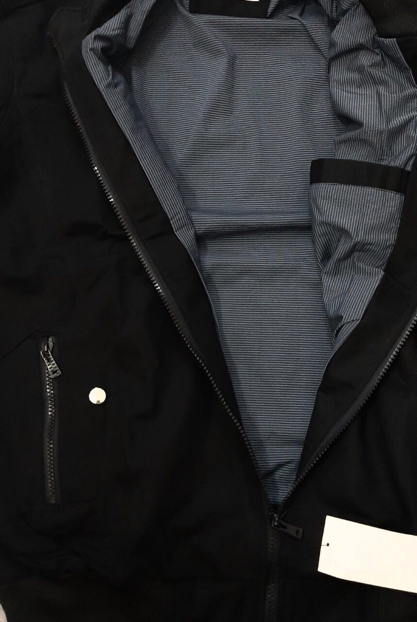 áo khoác kaki chất dày 2 lớp và rất đẹp , áo màu đen giống như mô tả  ,szie áo bạn mình cao m6 szie M là body vừa vặn mặc form tôn dáng áo dày và mặc rất thích luôn, Áo khoác này mình nghĩ mặc dc cho nhều loại thời tiết trời nóng hay lạnh gì chắc cũng mặc ok hết vì rất thoải mái khi mặc Chất liệu kaki nhìn rất tốt so với giá tiền bỏ ra , có nhiều túi , để được nhiều loại vật dụng cá nhân , Tiki thì giao hàng nhanh , nhân viên cho kiểm hàng Chúc shop và tiki ngày càng đắt khách nha 5 sao hài lòng nha