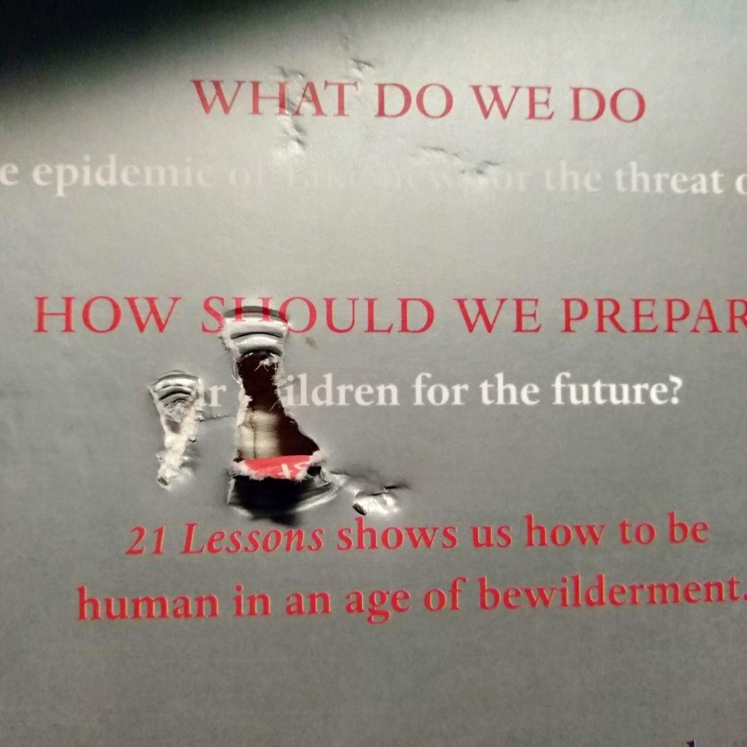 mọi thứ bình thường cho tới khi mình thấy mặt sau bị hư hỏng như thế này, biết rằng mọi thứ chỉ là vô tình từ bên đóng gói, vận chuyện nhưng thật sự thất vọng vì sách thành ra như thế này, mình thì lại không muốn đổi trả vì mất rất nhiều thời gian, mong tiki cải thiện khoản này, chứ mình mua sách bên Tiki nhiều rồi chưa có trải nghiệm nào tệ như thế. Điểm cộng là Tiki giao hàng rất nhanh!