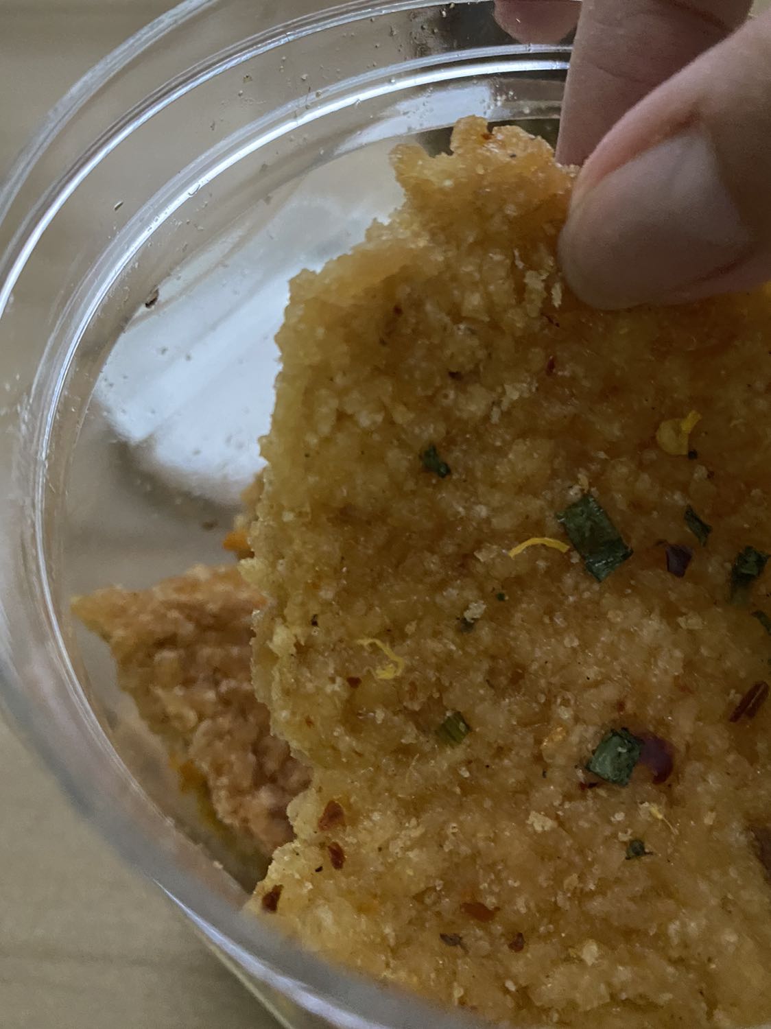 bánh ăn ok tuy nhiên có vẻ hơi đọng dầu, k ráo ăn k nhanh dễ hôi dầu, shop giao hàng rất nhanh
Có hsd và niêm phong đàng hoàng