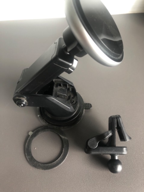 Lực hút mạnh cố định nhưng chỉ phù hợp cho iphone 12 trở lên, các phiên bản thấp hơn phải dùng vòng hút ko tiện lắm. Thiết kế đẹp sạc không dây cũng tiện lợi, nói chung ổn