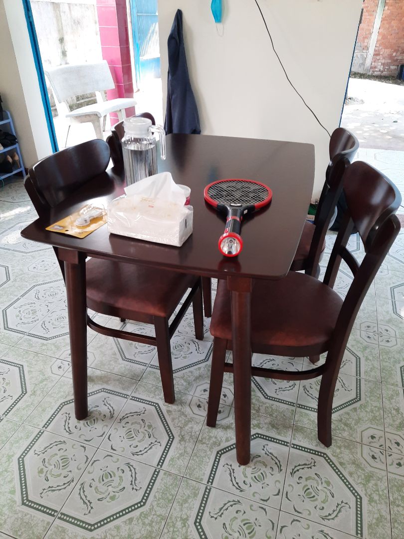 Nhìn chung bộ bàn đẹp, có chỗ hơi lỗi lỗi tí nếu nhìn kỹ nhưng không đáng kể. Với tầm giá này thì rất đáng mua. Cửa hàng có gọi điện thông báo trước việc giao hàng, thời gian giao hàng nhanh chóng.