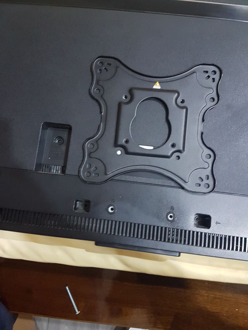 Tivi của mình là Sony 43X8500F có 4 lỗ để gắn patch như hình chụp còn patch của giá treo thì k gắn vào đc. Bây giờ phải làm s? liệu có patch kích thước khác để gắn vừa với tivi mình k?