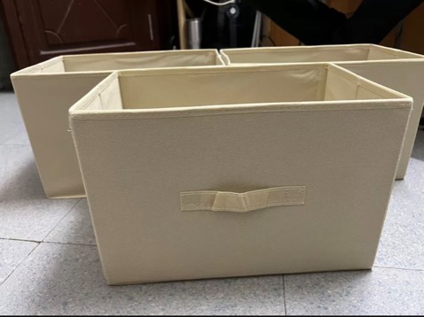 Cả 2 màu xám và kem rất đẹp. Minhg mua cả 2 màu luôn, nhưng thích màu kem hơn á. Trời mua nhiều quá trời hàng luôn, để đồ thoải mái, hộp đồ chứa được nhiều quần áo, mua 1 bộ bên này rẻ hơn hẳn mua lẻ bên chỗ khác. Khen nhaaaa!!!