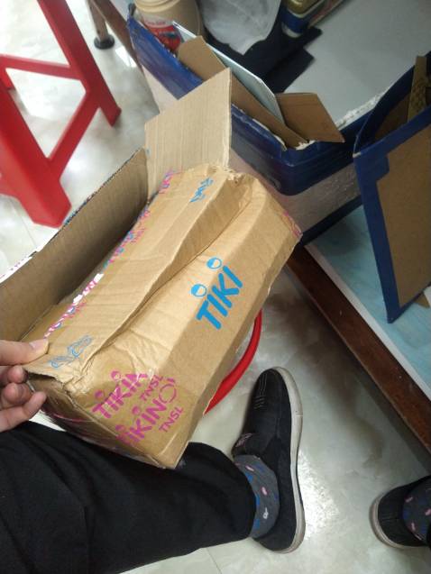 Tôi đã mua nhiều sp của Tiki trading, nó làm tôi liên tưởng đến Amazon prime. Nhưg lần này quá thất vọng. Lần trước tôi mua Giáo trinh tiếng Hàn 1,2 và sách bài tập, tổng cộng 4 cuốn, đều còn bọc seal, ngoài ra còn giấy xốp lót trong hộp nên cl rất tốt. Nhưg lần này thì cả 4 cuốn tập 3,4 đều là sách cũ, đã bóc nilon, có cuốn còn nguyên vết keo j dính trên bìa như *** cốc vậy. Tất cả 4 cuốn ở góc đều bị móp, 4 cuốn khá to và nặng + 1 cuốn dragon ball, vậy mà cho trần vào 1 hộp, ko lót bảo vệ j cả, có cả lỗi bên vận chuyển, nhưng rách ở bìa thì là do rách từ trc. Quá là thất vọng, ngày xưa hay mua bên Fahasha, nhưng gần đây mua Tiki Trading vì giá tốt hơn. Rất mong Tiki đổi trả miễn phí cho tôi 4 cuốn sách hỏng và cũ này( duy có cuốn dragon ball nguyên vẹn, vì mới xb vài hôm và khổ nhỏ nên ko sao)