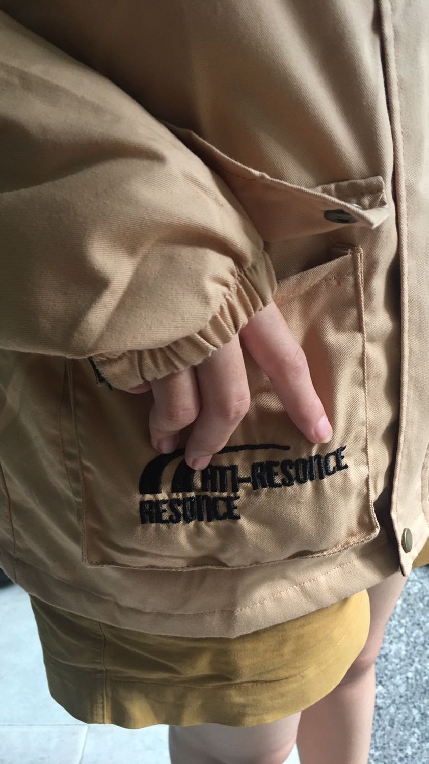 Túi trái thiếu nút bấm; chỉ thừa nhiều; ko đẹp như trong hình. Với giá như vậy thì cũng tạm đươc