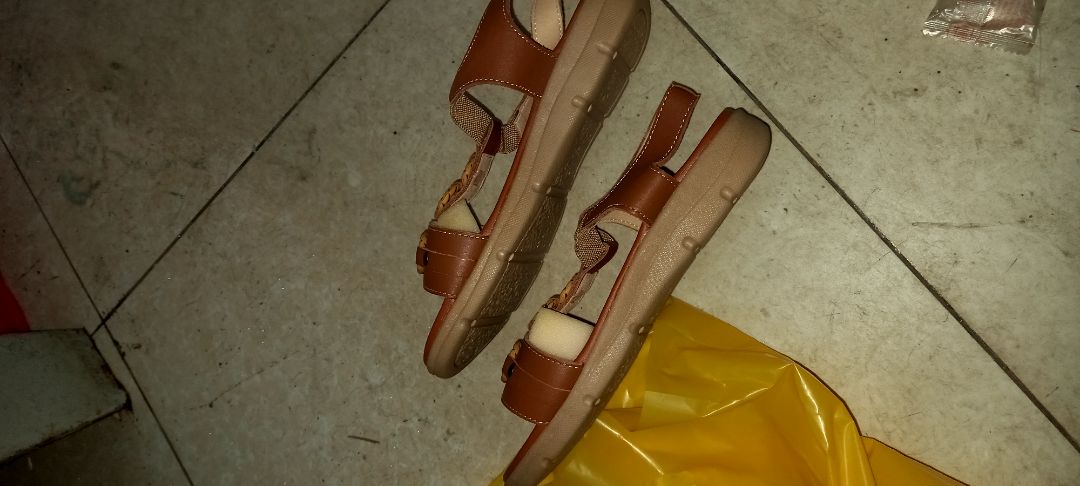 tạm thời hài lòng với sản phẩm dép nữ !