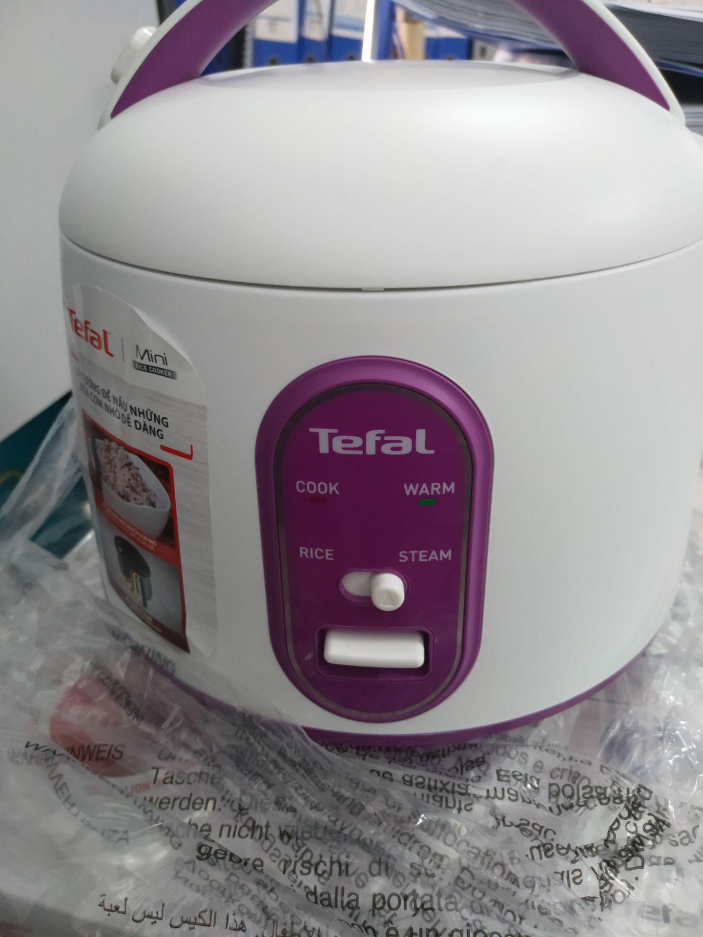 cái nồi nhỏ xinh, dùng nấu cho 1 đến 2 người.mình nhận hàng có đủ vỉ hấp, dây cắm, muỗng xúc cơm. Nồi không có khay hứng nước nhé. Có 2 chế độ nấu cơm và hấp, mình chưa nấu thử nên chưa biết thế nào, ko biết lớp chống dính có được bền lâu không hay một thời gian bị bong xước, nếu nó bị lỗi vậy mình sẽ đăng nhận xét lại cho cả nhà biết nhé.
Có điều nữa là mình ko thấy phiếu bảo hành, cũng không thấy mã nào để đăng ký bảo hành hết á, nếu mà cần bảo hành thì làm sao nhỉ? vẫn là phải gọi qua hỗ trợ Tiki phải không nhỉ?