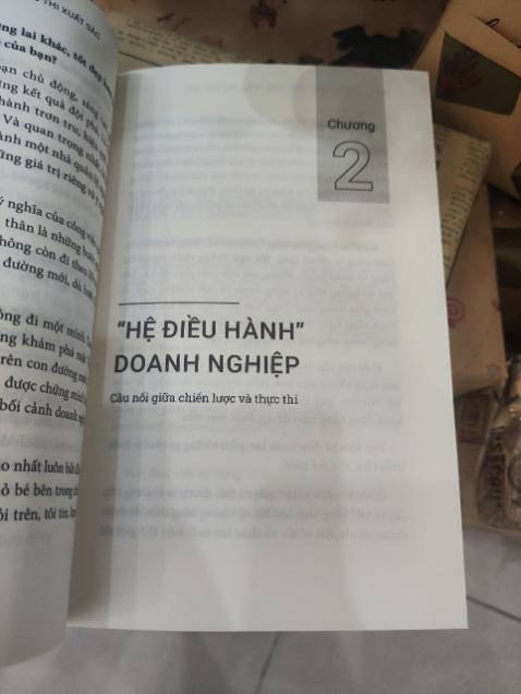Lý thuết okr hay kpi thì rất nhiều, nhưng hiếm có cuốn sách nào phân tách nó thành các bước cụ thể để mình áp dụng. Ví dụ rất Việt Nam không có trên trời như sách dịch. Đọc cuốn sách xong mới thấy OKRs không khó mà do mình sai ngay từ bước xác lập mục tiêu 😂