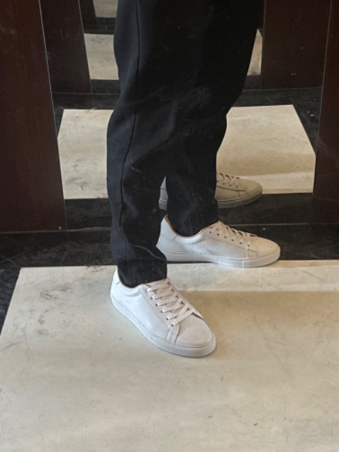 Chân mình 25,6cm mang size 41 hơi rộng. Size 40 chắc vừa