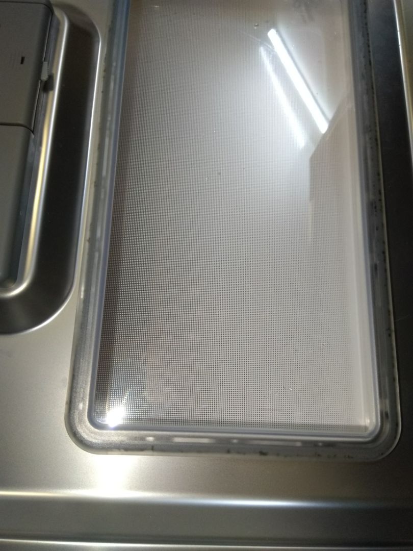 Hnay mình mua MRB Elec có người nhà nhận giúp, khi về mình ktra máy trong hộp thì thấy tình trạng này teong khi mình mua là máy mới 100% nguyên hộp, đề nghị Tiki ktra và báo lại cho mình: 1. Phần nhựa trên nắp kính bị lên mốc đen nhiều; 2. Bên trong khoang máy ướt, có nhiều vệt nước (mình có để tờ giấy ăn thấm thử để chụp hình, ngoài vị trí tờ giấy còn nhiều chỗ có vệt nước)