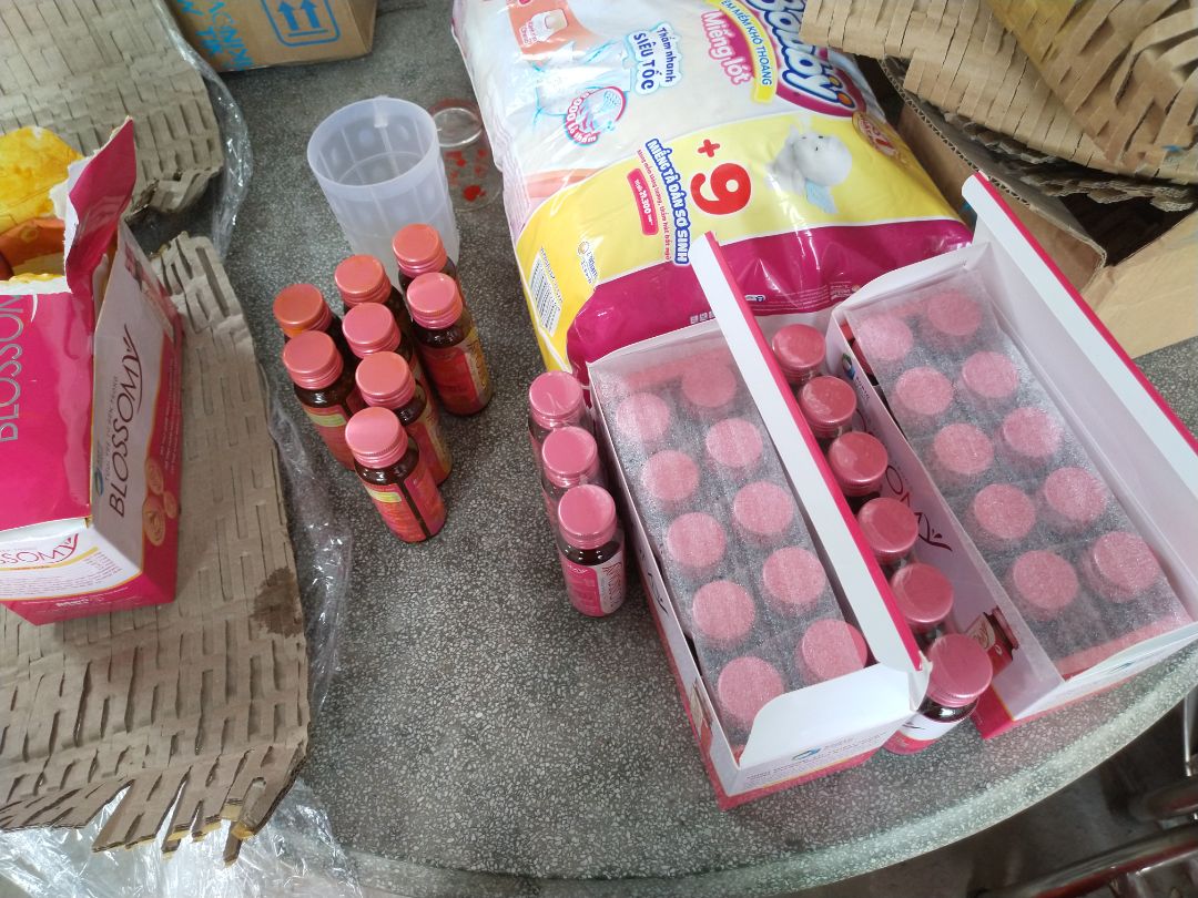 uống hơi nóng trong người. có giảm đau bao tử thật sự. vận chuyển bị vỡ 2 lọ đã báo hỗ trợ mãi chẳng giải quyết nhưng đi cmt trong đánh giá của người khác thì được nhân viên gọi giải quyết liền luôn. và được nhận voucher giảm 82k cho mọi sản phẩm từ đơn 1k. tiki nên nhanh chóng giải quyết trục trặc đơn hàng cho khách chứ để khách chờ đợi lâu sẽ mất thiện cảm lắm.