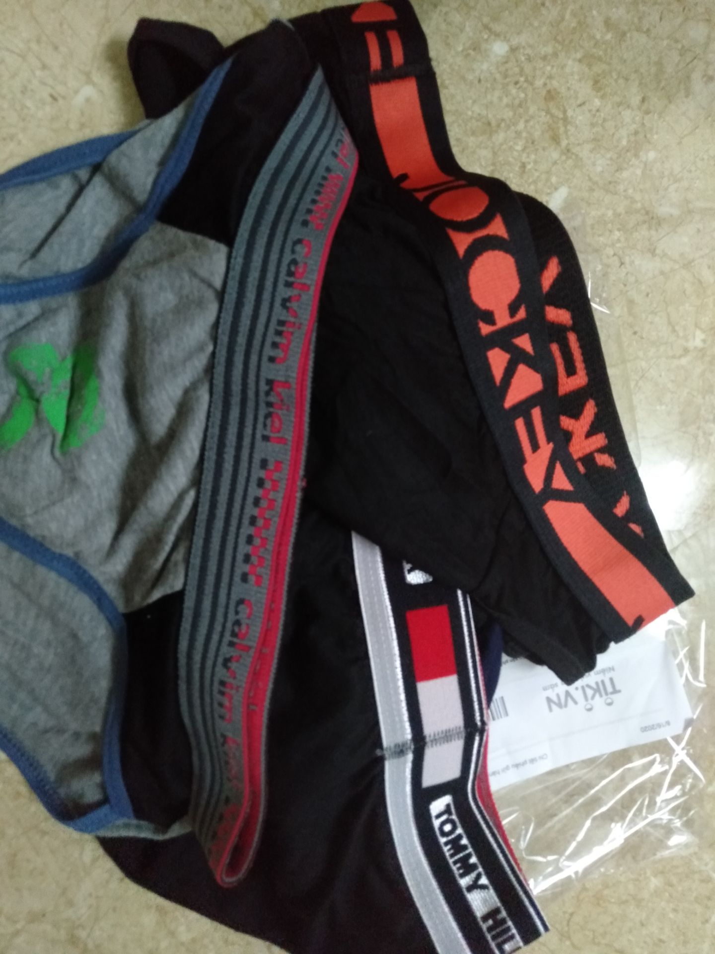 Tại sao shop đăng hình 1 kiểu mà giao hàng lại kiểu khác ạ? Mong shop xem lại xem có phải giao nhầm hàng cho mình không chứ mình rất không hài lòng với kiểu bán hàng như thế này.