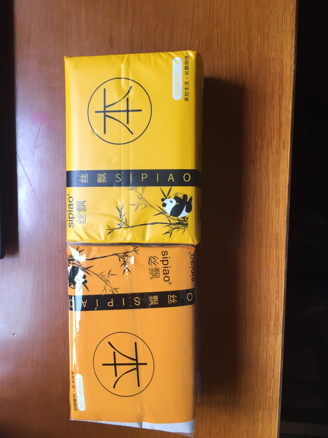 Hàng ko chuẩn, tôi chụp 2 sản phẩm: mày vàng nhạt là sản phẩm tôi đã mua ở *** và dùng nhiều lần trước đây. Lần này tôi mua của Tiki thì hàng giao đến màu vàng đậm. Chất lượng giấy ko dai, đóng gói bao bì của tệp giấy nhìn lệch chứng tỏ hàng fake, khi xé thử đường cắt của nilong thì bị rách. Nếu là loại hàng chuẩn thì đường viền để xé đó sẽ rất dễ xé