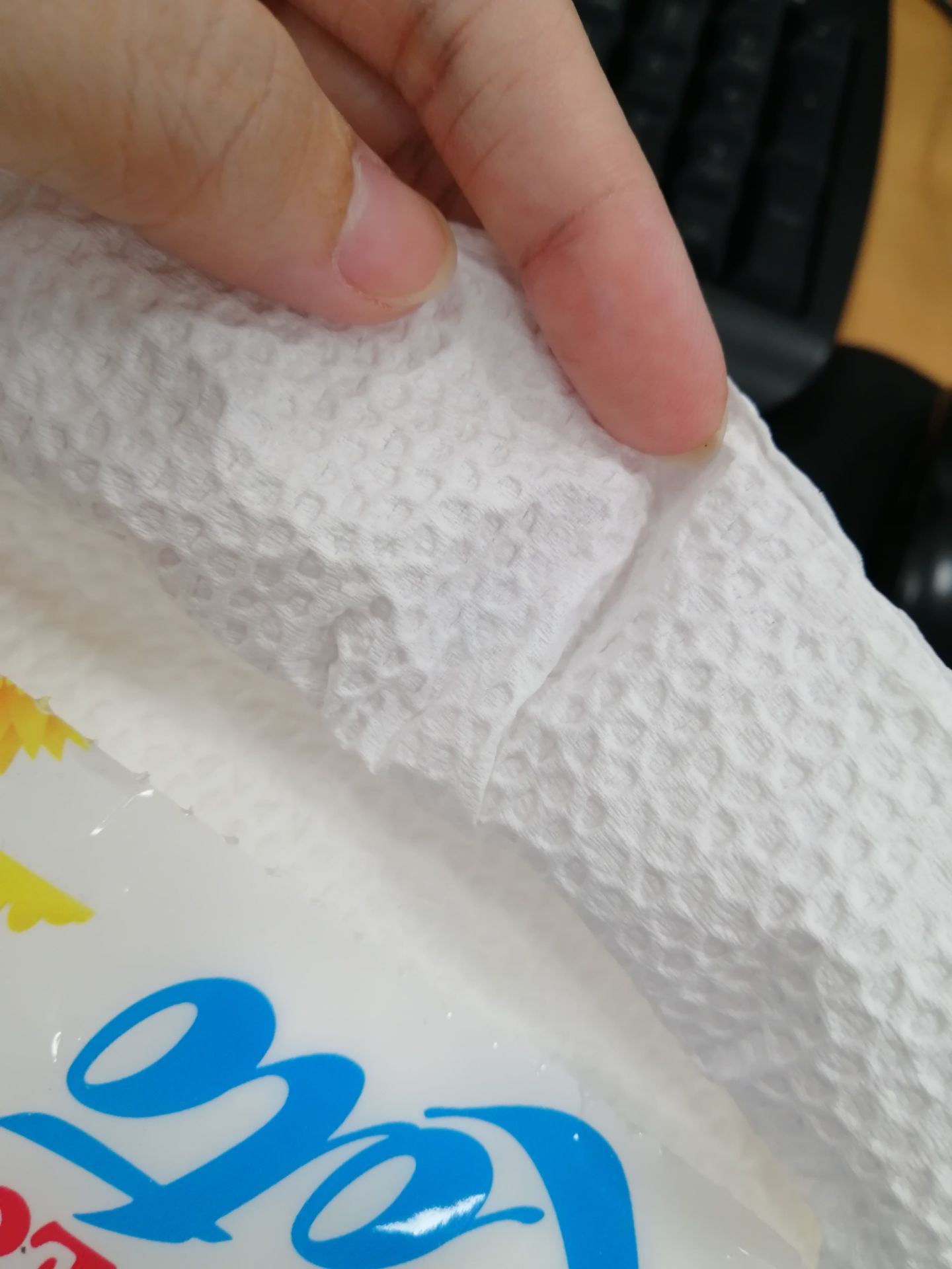 Băn khoăn miết giữa các loại cuối cùng chọn em giấy này. Giấy dai, rút tiện, rất hợp dùng luôn k sợ bị rã k vừa thấm nước, giá hợp lí nữa chứ. Dùng hết m sẽ mua tiếp Băn khoăn miết giữa các loại cuối cùng chọn em giấy này. Giấy dai, rút tiện, rất hợp dùng luôn k sợ bị rã k vừa thấm nước, giá hợp lí nữa chứ. Dùng hết m sẽ mua tiếp