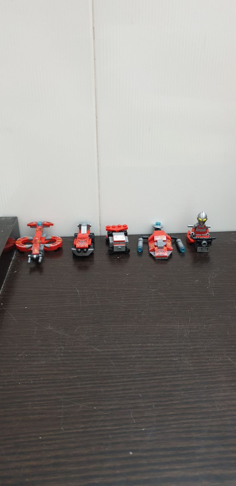 Cháu mình thích lắm, nhưng chi tiết hơi nhỏ và hơi phức tạp nên cần người lớn ráp phụ mới hoàn thành được. Nhìn chung là hàng chất lượng. cần sự kiên nhẫn, tỉ mỉ