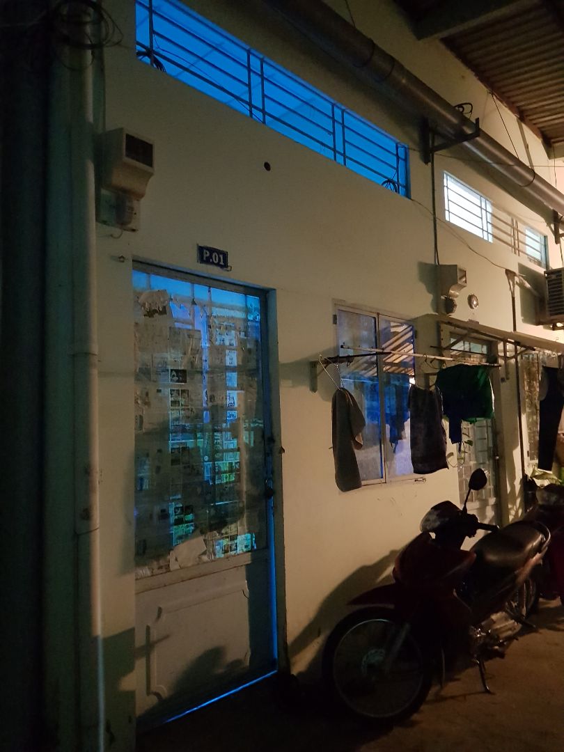 Lúc mua có phần chọn mẫu. Mình đã chọn mẫu thẳng nhưng giao mẫu cong.
Đèn khá nhẹ, có logo HG giống mô tả.
Ánh sáng xanh tím.