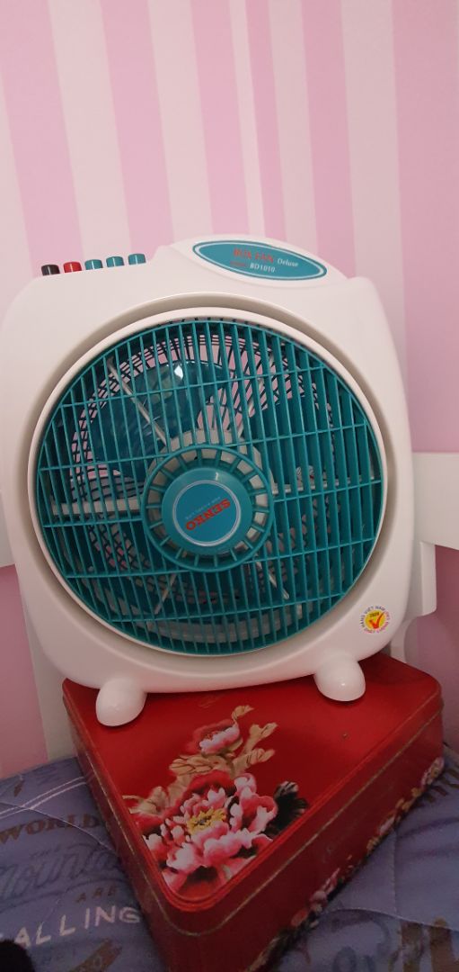 Đặt BD 8860 6 cánh nhưng giao BD 1*** cánh 
ngoài hộp ghi BD 8860 nhưng sp thì BD 1010. Hình như shop có vấn đề thấy nhiều comen đã phản hồi như vậy.