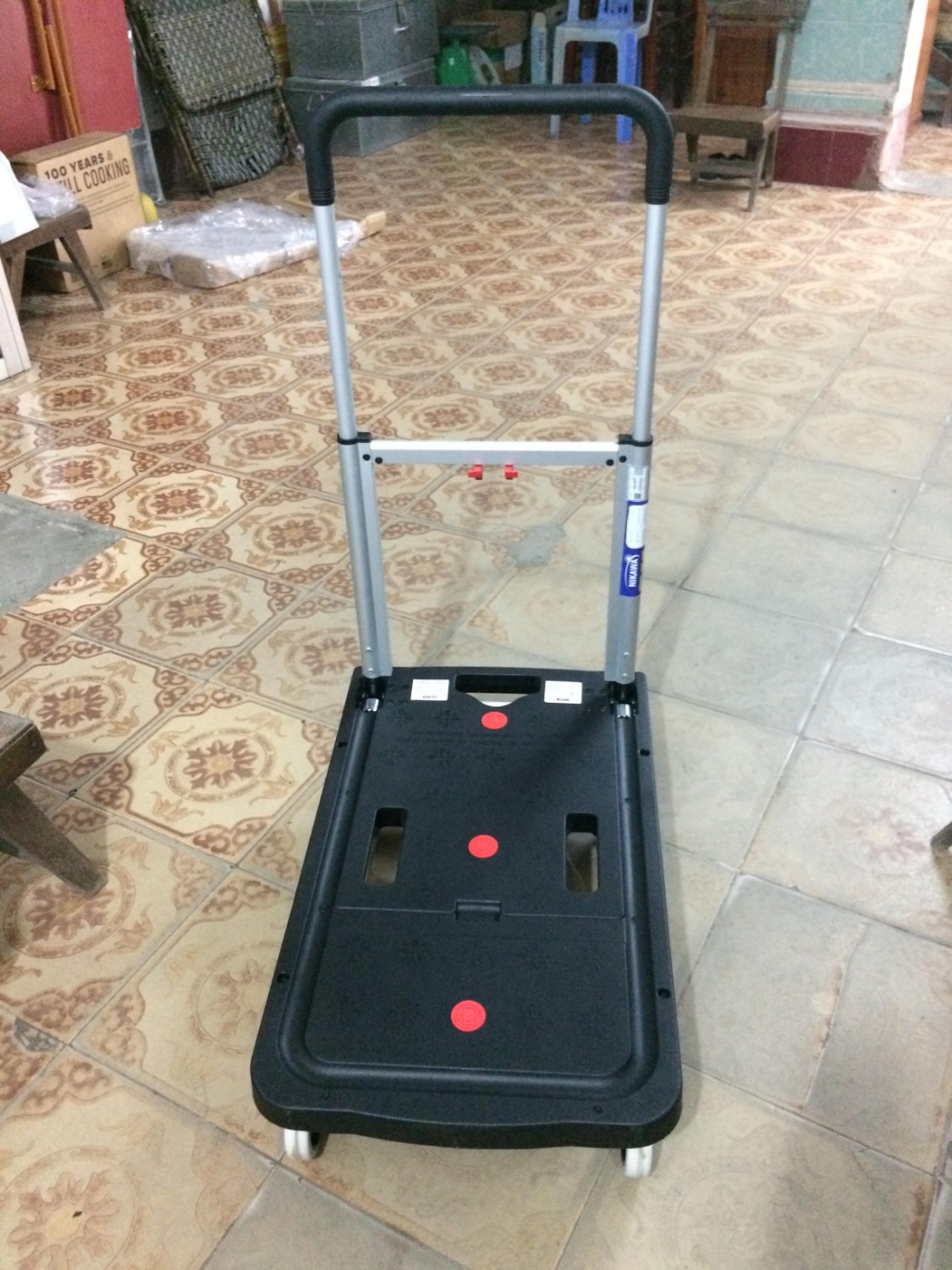 - Về SP: Xe đẩy thiết kế đẹp, nhẹ, thuận tiện, bánh xe gấp được chìm vào sàn xe nên vô cùng gọn. Mình rất ưng. Tuy nhiên xe khi bắt đầu mở hoặc gấp hơi bị mắc, mà mình không hiểu là do dầu mỡ hơi bị khô hay gì khác. Giá như không có khuyết điểm này thì SP đáng được 5 sao.
- Về nhà bán hàng Maxbuy Việt Nam: Nên kiểm tra lại SP trước khi giao hàng, chỉ xuất kho những SP hoàn hảo thì tốt biết bao. Đóng gói đẹp, chắc chắn nhưng nhiều nilon quá, nếu tìm cách đóng gói SP sao cho ít nilon hơn thì tuyệt.
- Về Tiki: Giao hàng khá nhanh, nhân viên thân thiện!