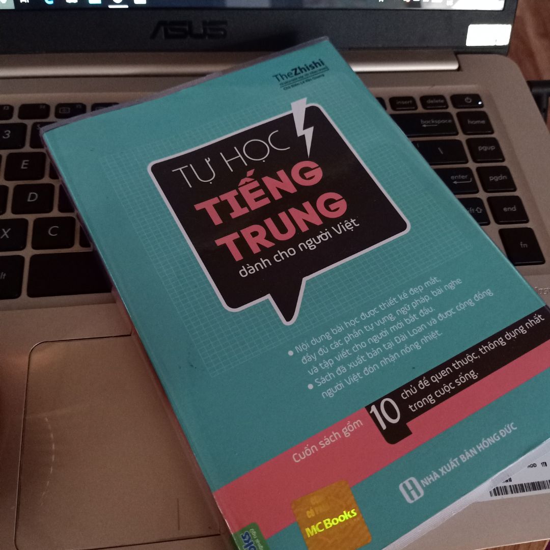 Tiki đóng gói hàng cẩn thận, giao hàng nhanh. 
Sách dạy tiếng Trung cho người Việt nên có cả tiếng Việt. Sách chia làm 10 bài chính, mỗi bài 1 chủ đề từ cách đọc phiên âm đến các chủ đề liên quan đến cuộc sống hằng ngày.