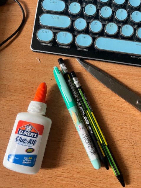 Viết ổn, chắc tay, thiết kế giống bút chì truyền thống. Giao hơi lâu.