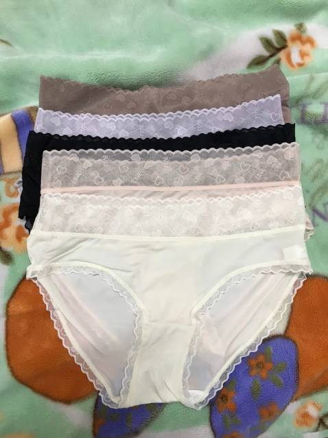 Hàng giống như mô tả.
Chất liệu lụa lạnh, cạp ren, viền ren
Màu sắc nhã nhặn
Nói chung ai thích su đúc thông hơi thì chắc chắn sẽ thích loại quần này vì nó đẳng cấp hơn