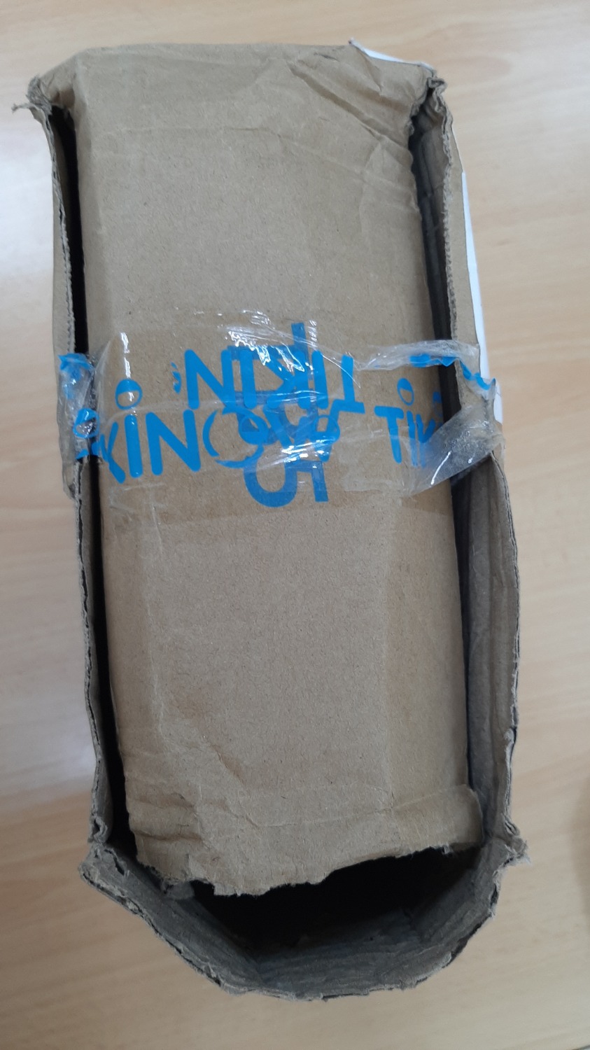 Quá thất vọng về dịch vụ đóng gói, giao hàng của tiki. Sách mình mua chỉ được gói trong hộp móp méo, rách nát, xộc xệch, ko được chèn, lót hay bọc nilon. Dẫn đến toàn bộ mép sách bị gẫy gập, sờn gáy, bìa sách rất bụi bẩn, mình nhận sách mà rất bức xúc, khó chịu . Đề nghị tiki xem lại cách bao gói sản phẩm, dịch vụ như thế này thật thiếu tôn trọng khách hàng.