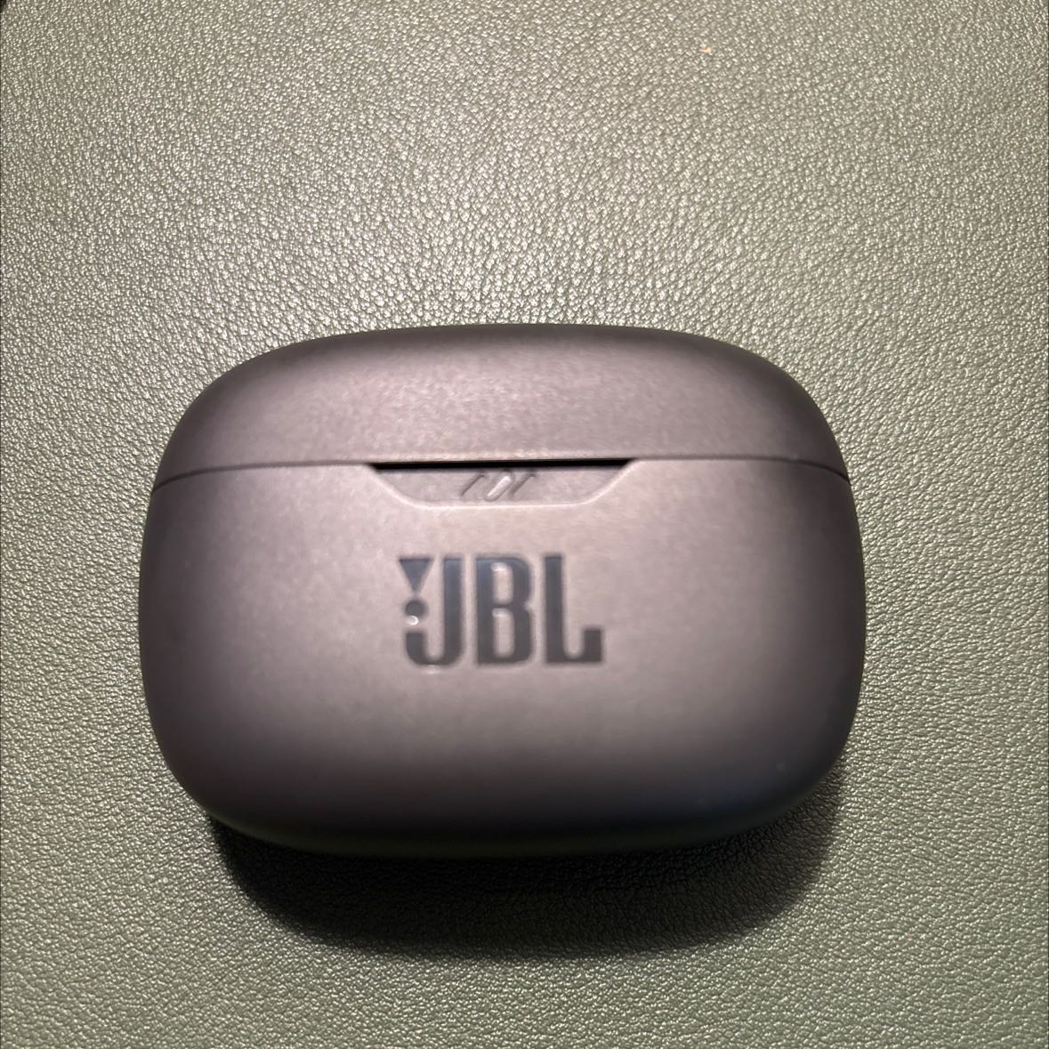 Không nên xài khi đi bộ, tác động từ việc đi bộ gây ra sự khó chịu lên sự liên kết giữa sản phẩm và tai của người dùng