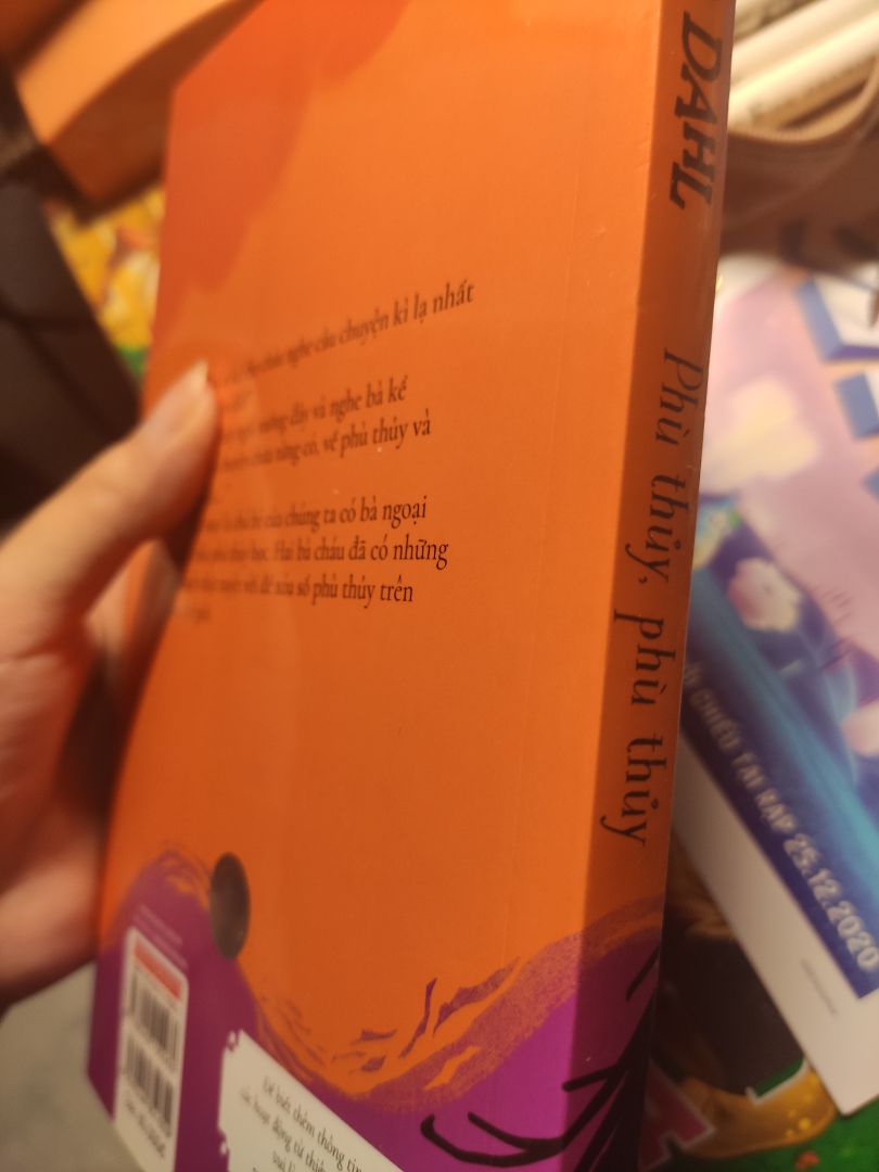 Từng đọc cuốn quả đào khổng lồ của Roald Dalh và xem Charlie và nhà máy socola, cảm thấy rất ấn tượng bởi những câu chuyện mà ông ấy kể, nên quyết định hốt cuốn này luôn ^^. Từng đọc cuốn quả đào khổng lồ của Roald Dalh và xem Charlie và nhà máy socola, cảm thấy rất ấn tượng bởi những câu chuyện mà ông ấy kể, nên quyết định hốt cuốn này luôn ^^.