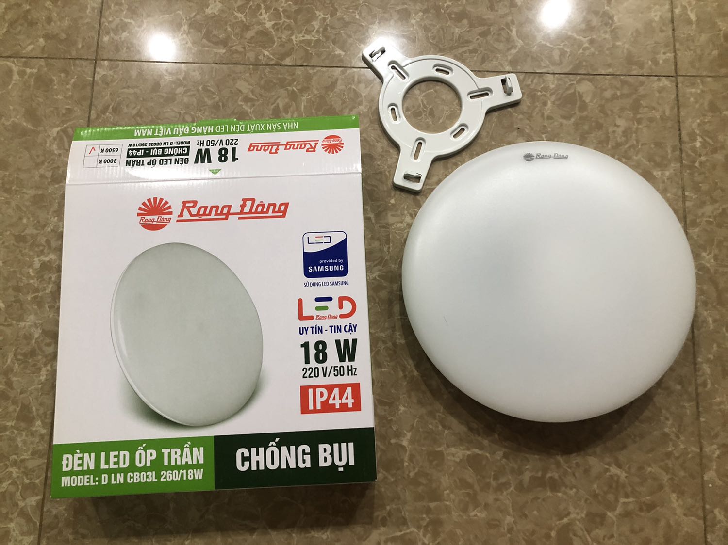 Giao hàng đúng thời gian, mẫu mã đẹp, chắc chắn, đóng gói ok, chất lượng thì phải dùng một thời gian thì mới có thể kiểm chứng.
Một điểm trừ lớn cho thiết kế chưa hợp lý:
1. Đèn phù hợp lắp đặt ở các trần thạch cao, etc vì có thể khoét lỗ thoát dây.
2. Khi lắp trần bê tông thì rất khó khăn cho việc lắp đặt vì chỗ nối dây bị lồi ra cấn không lắp được!