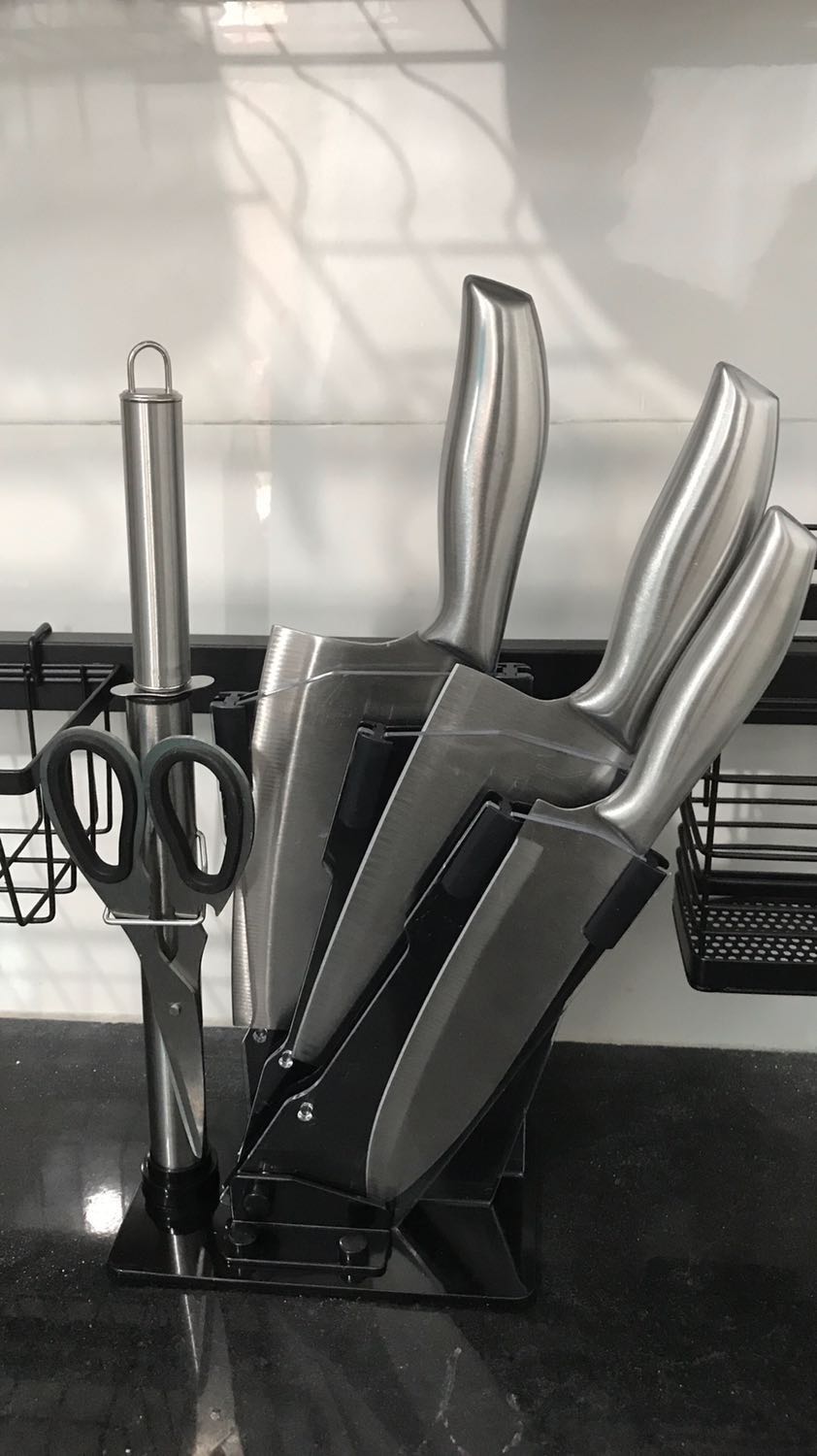 Đã nhận hàng, đóng gói cẩn thận, dao nhẹ cầm k có cảm giác. Số lượng đủ bộ. Dao rất bén. Tớ đã làm *** ngọt sớt luôn. Dao thái và kéo mới rất ok, dao chặt thì quá nuột cho 1 cú dập Mua để thái thì ổn áp nhé mn.