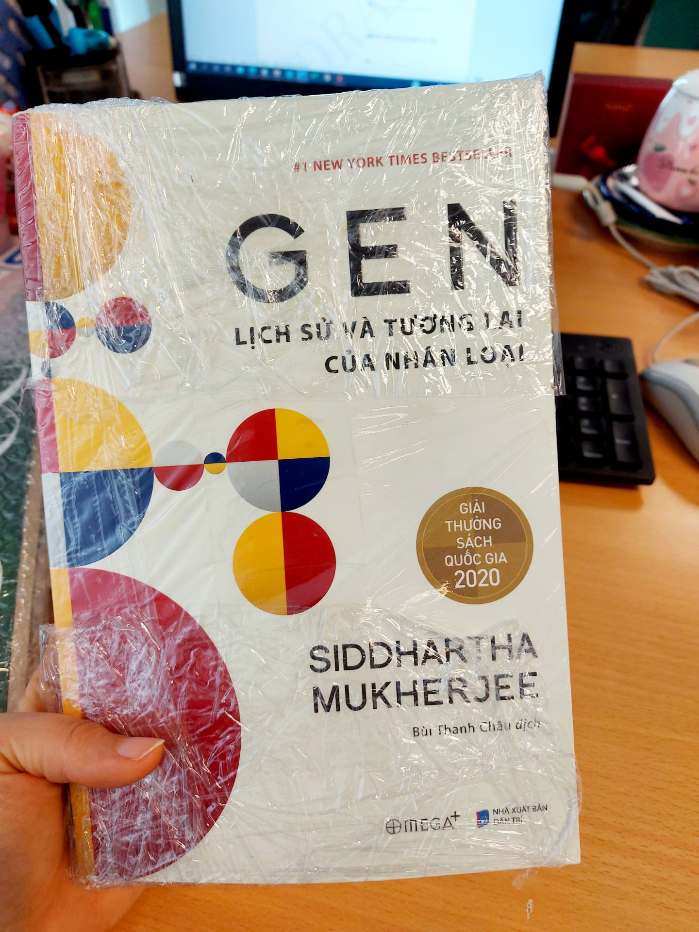 đóng gói cẩn thận, sách dày dã man, nhưng đúng là sách lịch sử thường phải  thế. khá ưng ý với cuốn này, 1 cái nhìn toàn cảnh, khoa học về tiến trình tìm hiểu về cấu tạo sinh học đơn vị nhỏ nhất của con người