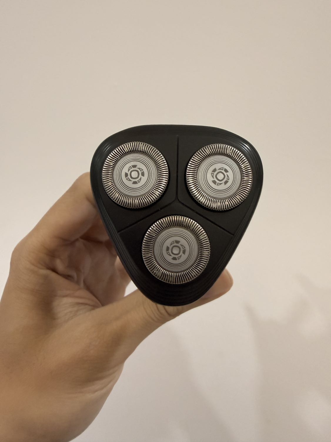 Máy xài tốt, cầm hơi nhẹ tay, mức độ hoàn thiện tạm ổn trong tầm giá.