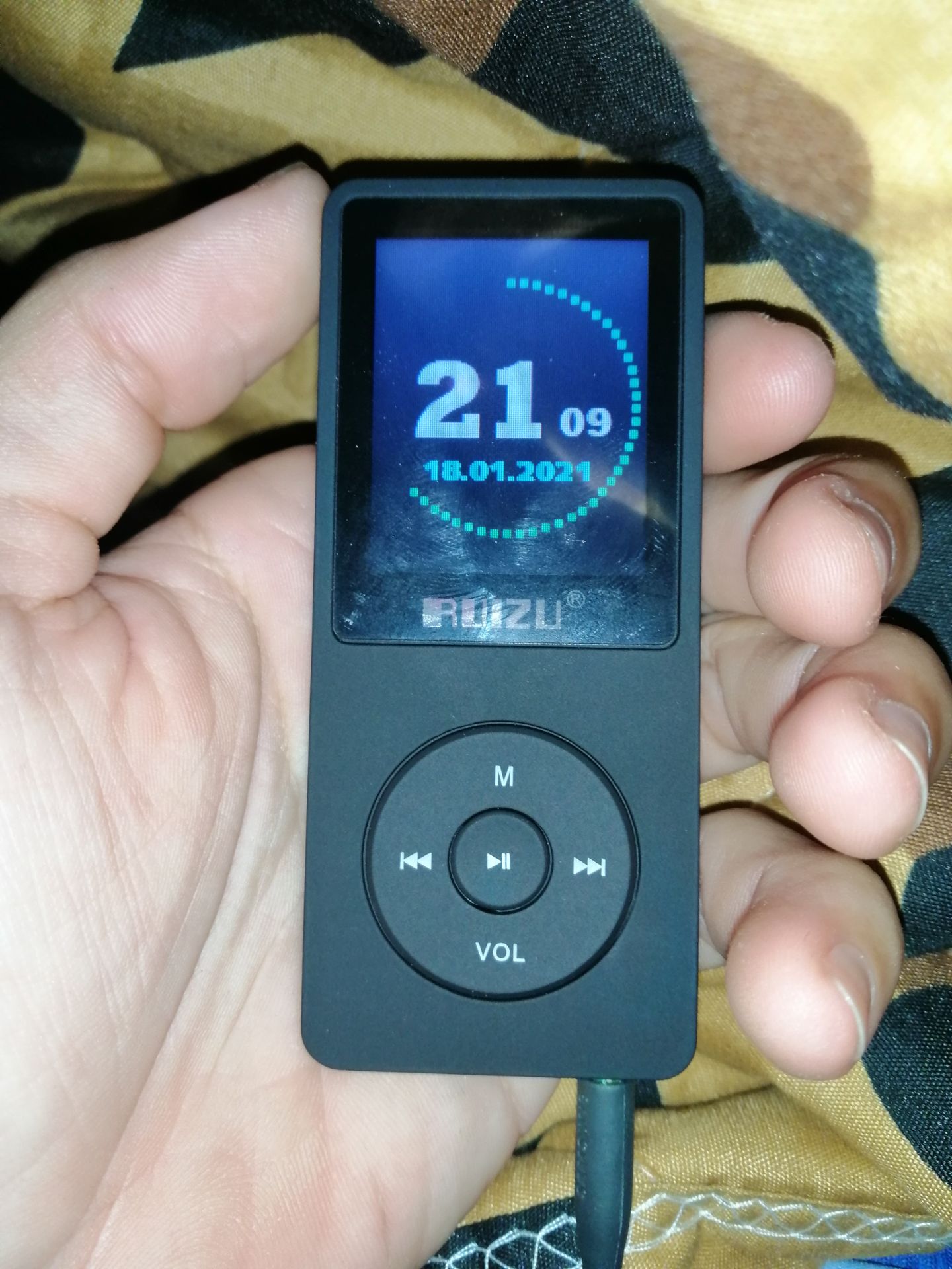 Máy bé hơn mình tưởng, nhưng âm thanh thì tuyệt vời, pin sử dụng được rất lâu, chỉ có điều máy được giới thiệu là xem được video, mà mình có tải về thẻ nhớ rồi gắn vào nhưng lại không có trong khi nhạc thì vẫn có bình thường, có bạn nào biết chỉ mình cách để xem video trên máy với ạ