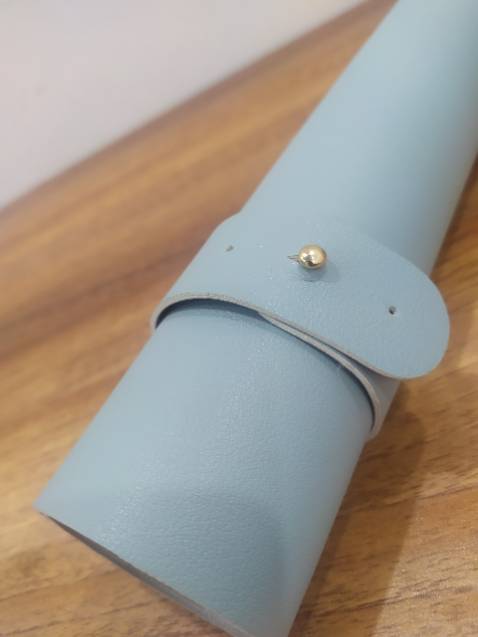 Lót chuột dày dặn
Bề mặt mịn bám chuột rất tốt.
Chất liệu da PU dày dặn bền đẹp,dễ lau chùi vệ sinh.
Da PU k thấm nước,k bám bẩn,k có mùi hôi như các chất liệu khác khi dùng lâu ngày.
Khổ rộng để kê máy kê chuột thoải mái luôn.
Nhiều màu sắc để lựa chọn.
Tiki giao hàng nhanh,nhà bán phục vụ tốt,đóng hàng cẩn thận.
Giao đúng màu lựa chọn nên rất hài lòng.