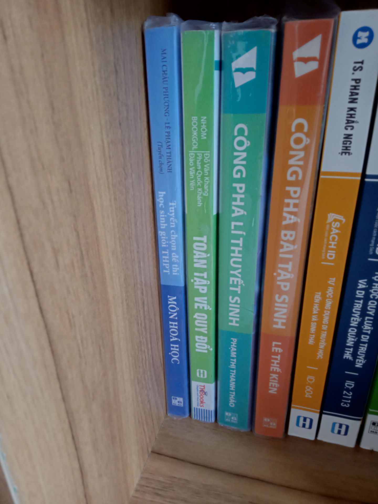 Sách có nhiều đề rất thú vị, tuy nhiên cách giải lại khá cồng kềnh hoặc chưa hay. Nhưng tóm lại chất lượng đảm bảo