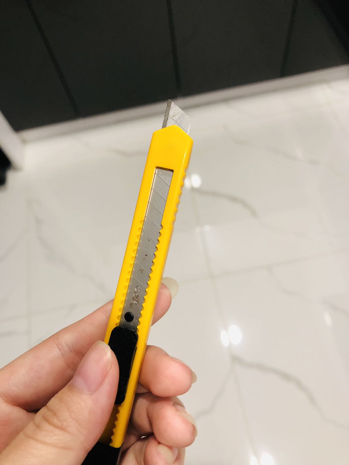Nhỏ xinh sắc bén, chủ yếu mình dùng để rạch thùng carton ship hàng, nhanh lẹ hơn hằn so vs dùng dao hay kéo