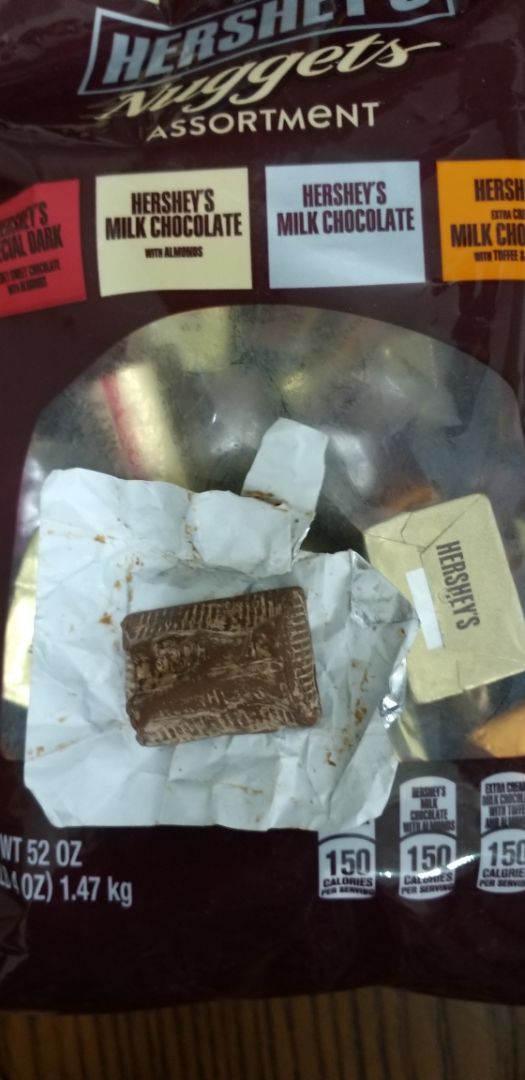 Chocolate bị chảy khá nhiều, ăn có cảm giác bột bột, không giống hàng xách tay bà con mang từ nước ngoài về