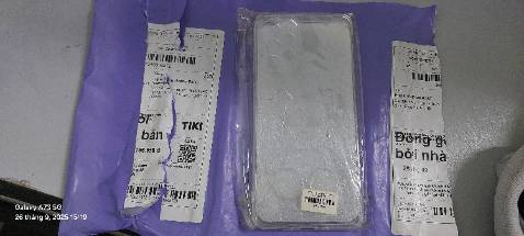 Giao trễ 1 ngày. Sản phẩm không đúng. Đặt mua ốp đen mà lại giao ốp trong suốt.