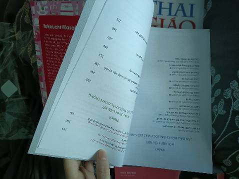 Mình mua combo 4 sách nhưng shop ship sai 1 quyển, quyển Lần đầu làm bố nhưng ship thành Cách nuôi dạy những đứa trẻ dễ cáu giận khó bảo. Quyển Lần đầu làm mẹ thì bị in ngược mấy trang ở đầu. Mình có nhắn tin cho shop nhưng 2 ngày rồi ko thấy trả lời.