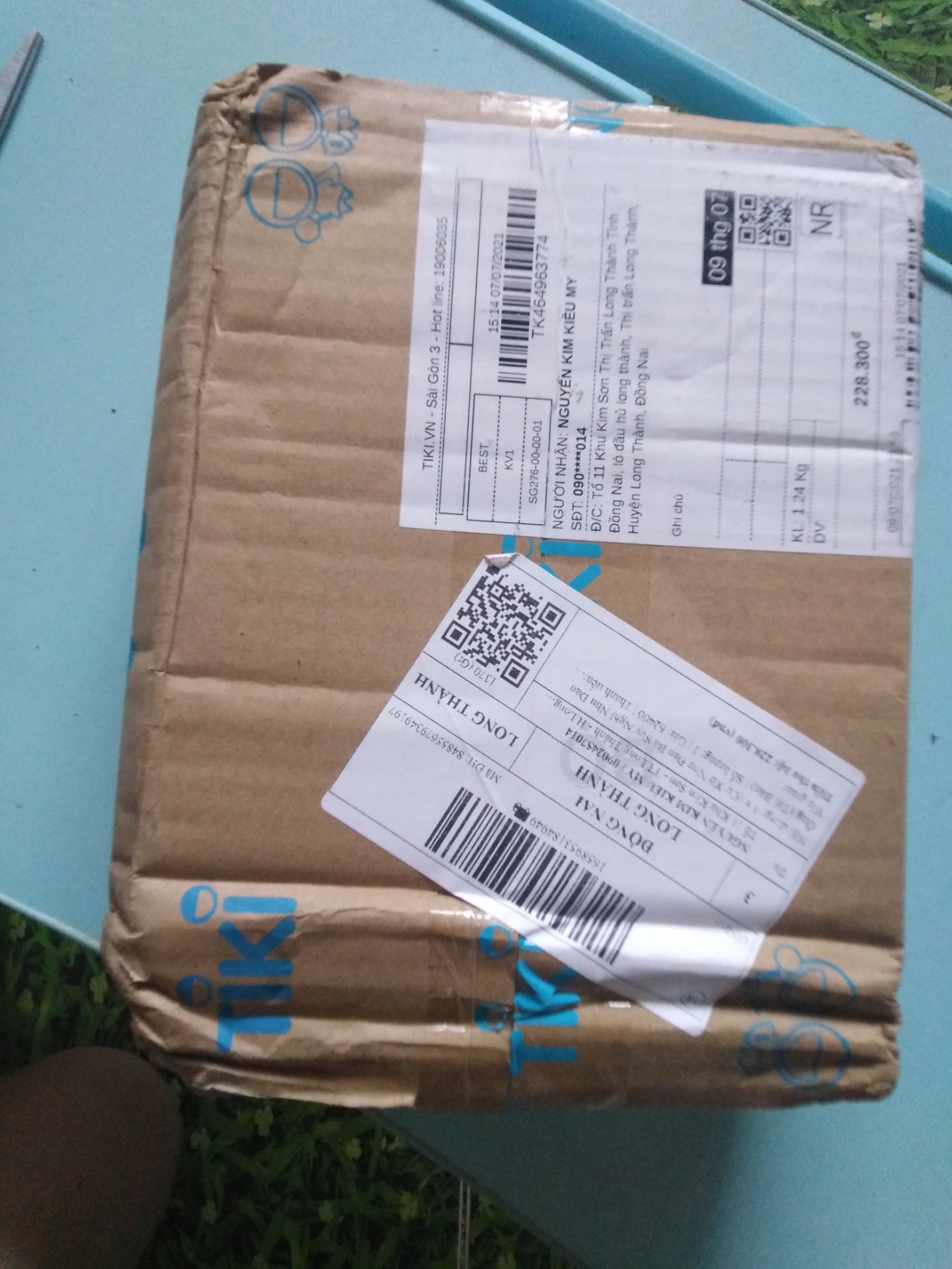 * vận chuyển : Lâu, trễ hơn 1 ngày so với dự định
* đóng gói : ko chắc chắn, móp méo ko thể tả, nhưng cũng may gáy sách ben trong ko bị gì!
* nội dung : trước tien mình xin khẳng định đây ko phải là sách self-help, nội dung nghiêng về tâm lý của đàn ông hơn. Nó phù hợp với các quí cô muốn tìm hiểu tâm lý của đàn ông ntn trong các quá trình hẹn hò, bánh quy,...

MÌNH THẤY ĐÂY LÀ QUYỂN SÁCH ĐÁNG ĐỂ CSC QUÍ CÔ ĐỌC ??
mình mua với giá 65k thui do đc sale kkk