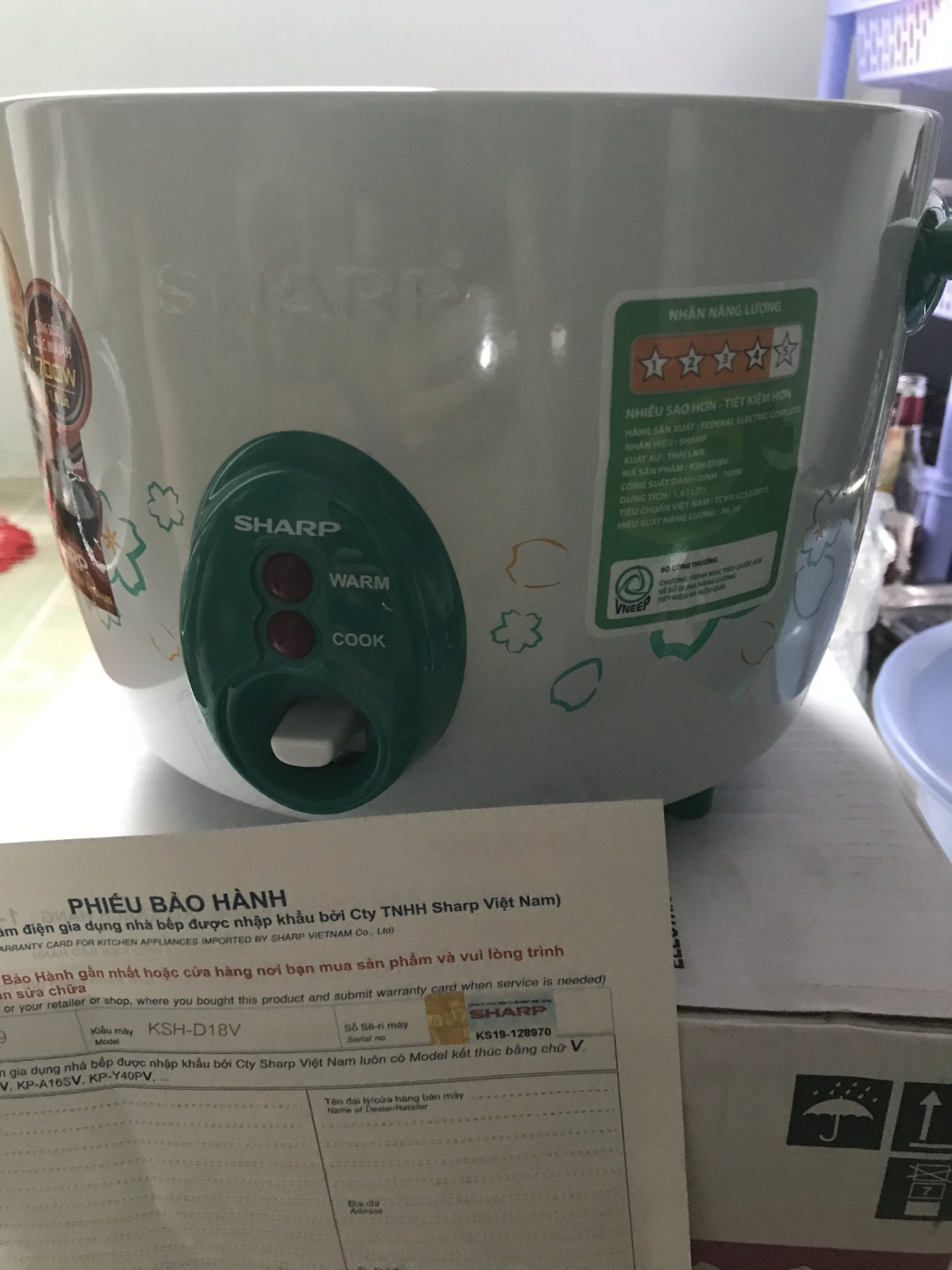 Mình đã mua nồi cơm điện này mới đây và nhận nó sớm hơn 2 ngày so với dự kiến, mình thấy nhân viên giao hàng tận nơi, thân thiện, hàng hóa được đóng gói kĩ càng, có giấy bảo hành cho sản phẩm luôn, mình mới sài nên cũng không biết nó tốt hay không nhưng thấy đóng gói kỹ càng sạch sẽ, có nhãn mác cũng yên tâm hơn phần nào, bán hàng sản phẩm uy tín thì nhất định người dùng sẽ tin dùng thôi, chúc cửa hàng ngày càng phát triển hơn nữa nhé !