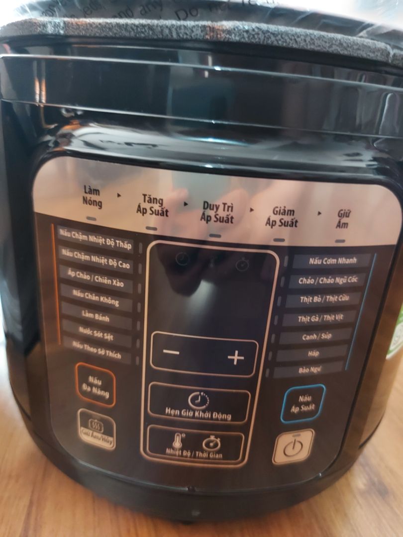 Đặt hàng vào thời gian đang giãn cách nhưng tiki giao hàng nhanh một cách bất ngờ. Điểm cộng: Nồi rất đẹp. Các nút điều khiển đều là tiếng Việt nên khá thân thiện với người dùng. Mới lần đầu dùng thử còn thấy hơi phức tạp nhưng chắc dùng quen sẽ tiện hơn. Nhà mình mới hầm thử thịt lợn theo chế độ mặc định là 30' và thành phẩm rất ổn. Shop tư vấn qua chat tại Tiki rất nhanh. Thắc mắc về bảo hành đều được giải đáp nhanh chóng. Nồi có kèm sách nấu ăn khá hữu ích. 
Điểm trừ: Các nút bấm của nồi không được nhạy lắm, phải bấm vài lần. Sách hướng dẫn sử dụng thì được dịch sang tiếng Việt khá ẩu, đọc nhiều chỗ thấy khó chịu. Tefal nên cải thiện hơn vấn đề này.
Còn 1 điểm trừ nữa là của Tiki, gần đây việc giải đáp thắc mắc của khách gần như bị bỏ bê. Khi tôi phản ánh về việc không thấy có phiếu bảo hành, chỉ nhận được *** tự động của tiki sẽ giải đáp trong 24h. Nhưng cuối cùng không có gì. Nếu không phải chat trực tiếp với Tefal và được giải đáp thì chắc lại phải vật vã gọi điện.
Tóm lại mình vẫn cho sản phẩm 5 sao vì đẹp, chất lượng dùng thử rất ổn. Tefal cũng rất nhiệt tình với khác hàng.