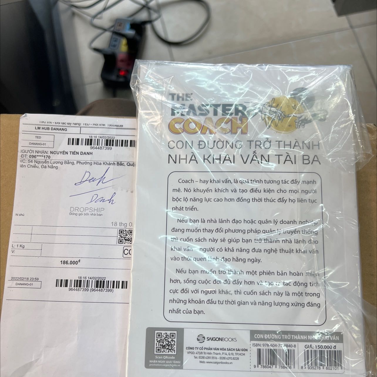 Lần đầu tiên có trải nghiệm mua hàng 1 sao với Tiki. Mình đặt sách Những mô hình Coach thành công nhất hiện nay, giá bìa 200k. Tiki giao sách Con đường trở thành nhà khai vấn tài ba, giá bìa 150k. Làm thế nào để đổi trả hàng đây?