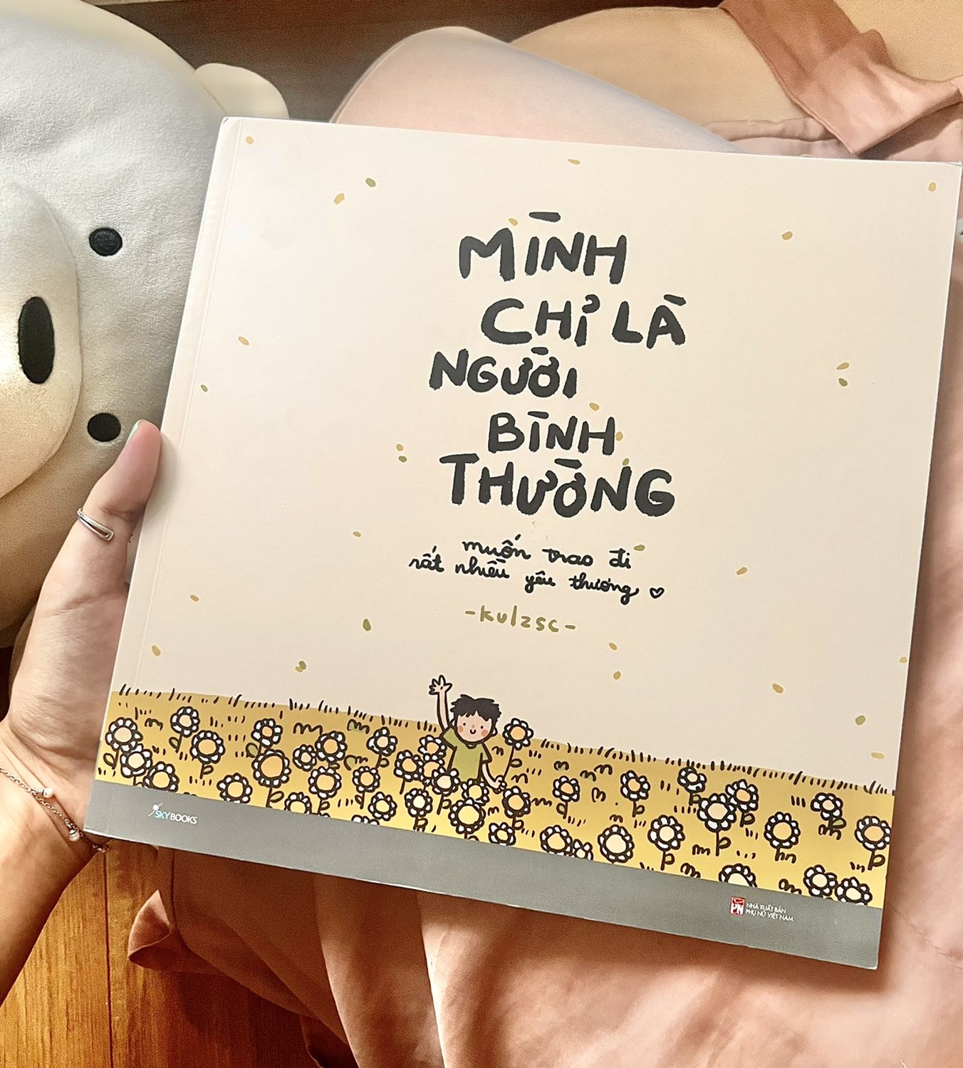 Mình chỉ là người bình thường! 
Mọi thứ hoàn hảo đối với mình! Từ bìa sách, chất lượng giấy và đặc biệt bởi sự bình yên trong từng câu chữ tác giả muốn truyền đạt! 
Chẳng đao to búa lớn, mà là sự chia sẻ, ai cũng có nỗi buồn, những sự khó khăn khác nhau! Bình tĩnh và làm với tất cả trái tim mình!🎨🌸🌷