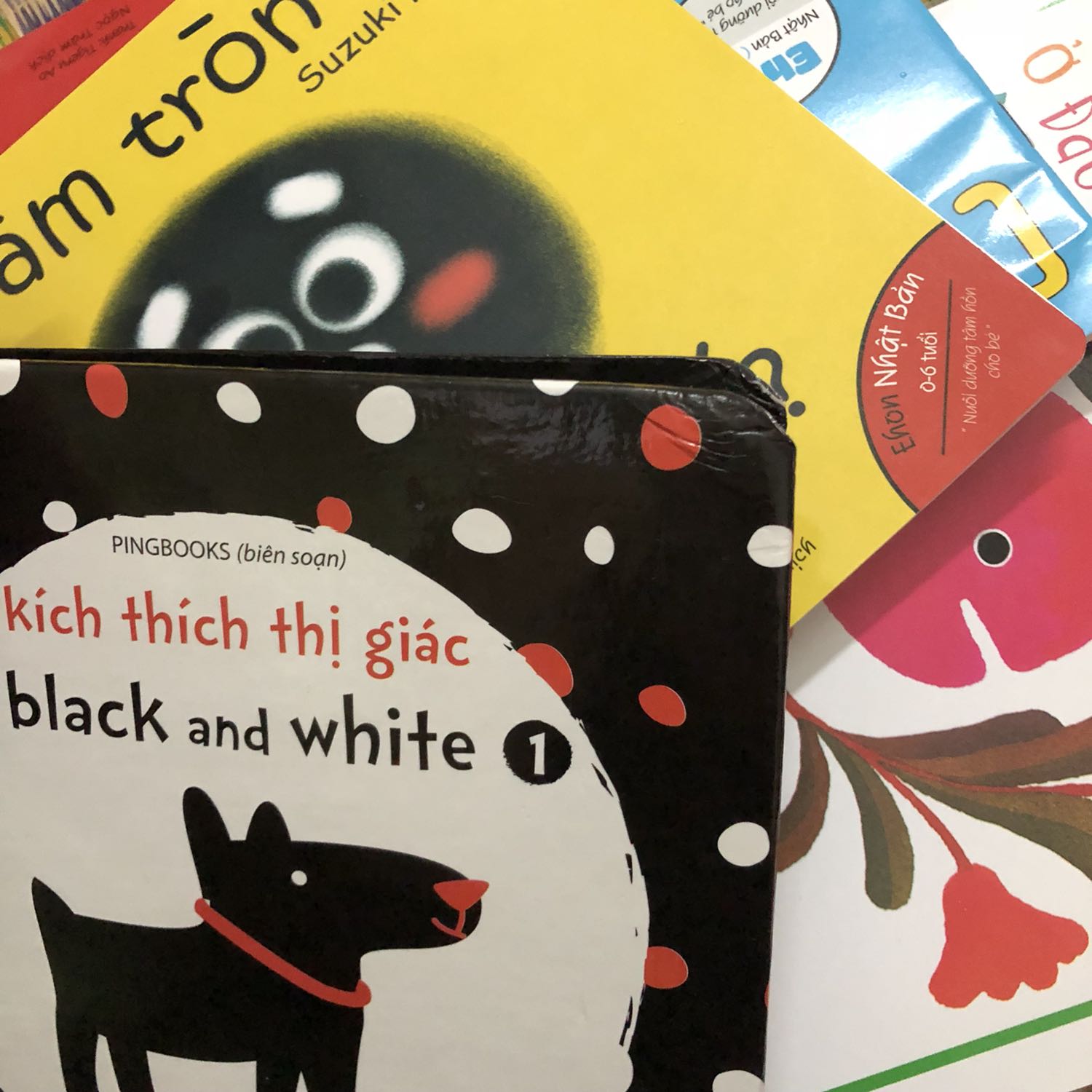 Sách mua cho bé sơ sinh, góc sách bị cấn nhiều làm mình hơi buồn tẹo. Giao hàng nhanh.