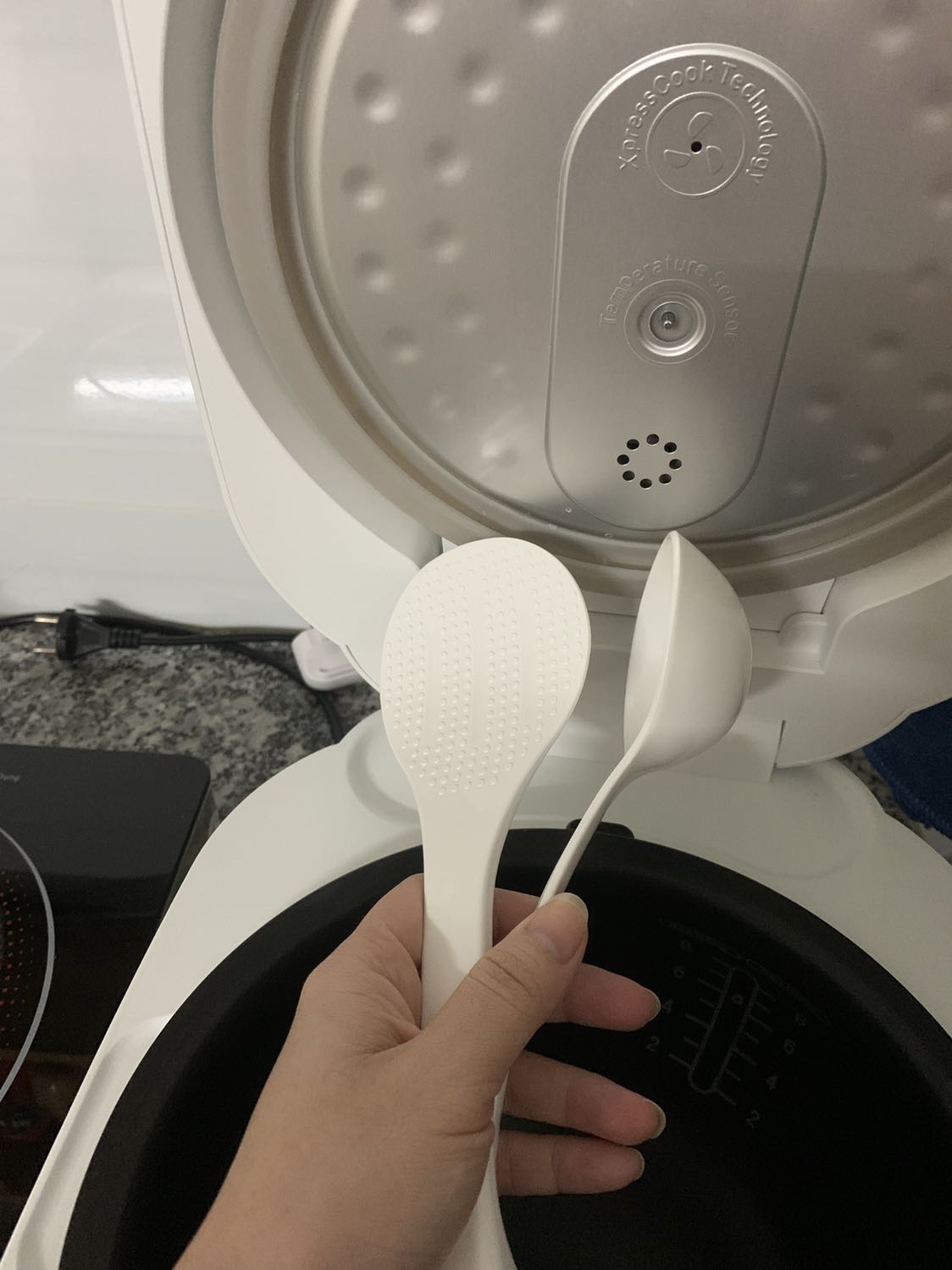 nấu cơm ngon, nấu cháo siêu ngon. chế độ hâm nóng cho cơm nóng như vừa nấu mà lại ko hề bị dính nồi. tuy nhìu bình luận nói nắp nồi ko khít nhưng mình thấy nó cũng ko ảnh hưởng đến chất lượng. Nhược điểm duy nhất là đọng nước ở thành nồi nhưng cũng k hề chảy xuống cơm, và bốc hơi cũng nhanh nên về cơ bản cũng k ảnh hưởng đến chất lượng sử dụng. Cảm thấy rất xứng đáng với giá tiền. Luôn hài lòng về các sản phẩm của Tefal. Chỉ có duy nhât nồi tặng kèm thì nắp ko khít với nồi cho lắm. Nhưng vì là quà tặng kèm nên ko có j phải phàn nàn. Vote 5*