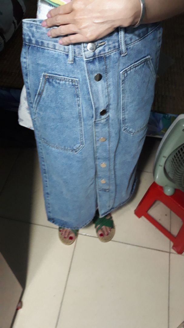 BÊN MẸ LÀ MÙA XUÂN ♥??

Giọt đàn bầu ai thả xuống bên sông
Để nỗi nhớ cứ nao lòng đến thế
Mai con sẽ lại được gần bên Mẹ
Nghe câu kiều thuở bé ấm vành nôi

Bên bờ ao trái sung chín nửa vời
Con ngửa cổ uống một trời thơ dại
Xa vút xa lúa đang thì con gái
Tháng ba về khô lại dậu cà leo..

Chút nắng hanh mơn man mái tranh nghèo
Sao cỏ xước níu chân chiều lối cũ 
Trên tóc Mẹ thời gian nằm yên ngủ
Trăng cuối mùa trăng nhú dậu cà gai

Mẹ ngước nhìn lơ đễnh.." Bác hỏi ai "..
Con sà xuống nước mắt dài ngấn lệ
Tháng ba ơi.. sao vội vàng đến thế..
Con sẽ về bên Mẹ.. Mẹ yêu ơi
......
Kiên Duyên .