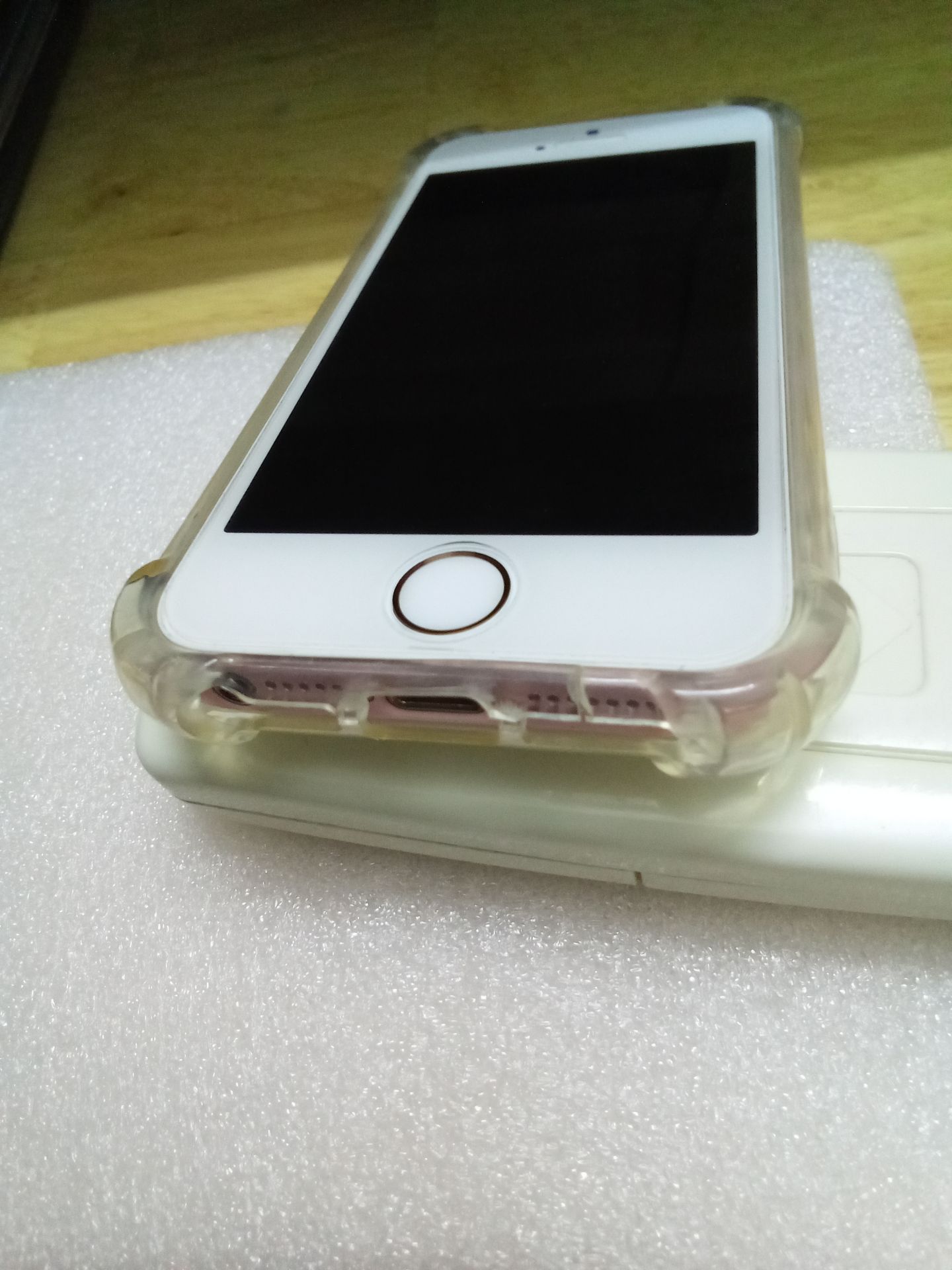 Giao hàng đúng hạn. Sản phẩm trông hơi cũ. Không có nắp che cổng sạc, lỗ cắm tai nghe. Viền dưới bên phải bị sửt và mất một đoạn nhỏ.