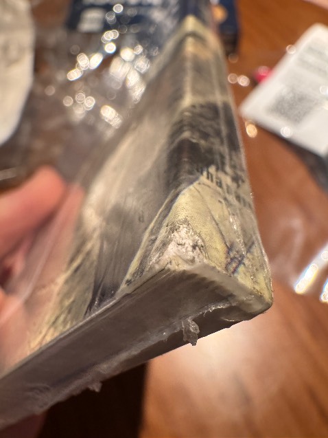 Không bàn đến nội dung sách, mình đánh giá 2 sao vì bìa sách bị sứt một chỗ như hình, bìa còn bị trầy.